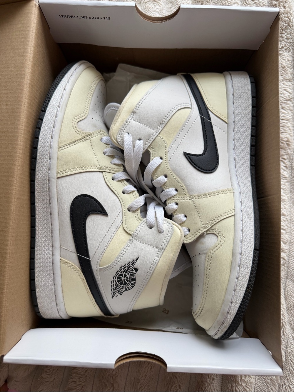 Jordan Air Jordan 1 Mid - White, Cream & Black